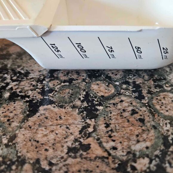 Pampered Chef Adjustable Measuring Cup - Picture 3 of 5